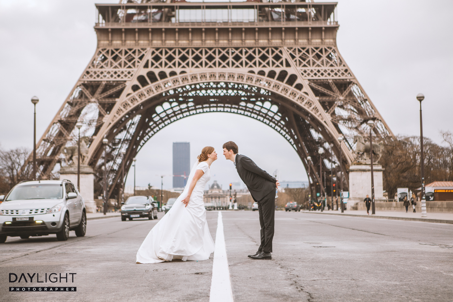 Wedding pictures at the Eiffel Tower